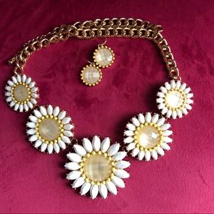 💕Host Pick - Charming Charlie Daisy Necklace & Earring Set